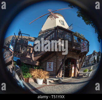 Einzigartige dänische Architektur einer Mühle unter blauem Himmel in der kleinen Stadt. Stockfoto