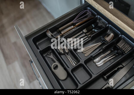 Service Set Besteck Set: silber Löffel, Gabeln und Messer. Küche liefert Nähe zu sehen. Stockfoto