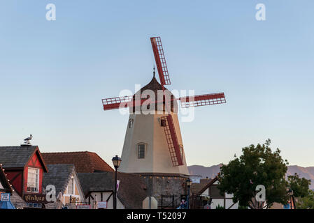 Gebäude Architektur und Windmühle gegen den blauen Himmel in der kleinen Stadt. Stockfoto