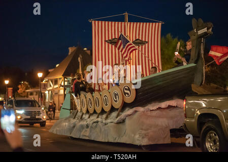 Viking Parade float ein Boot von Lkw in der Nacht gezogen wird. Stockfoto