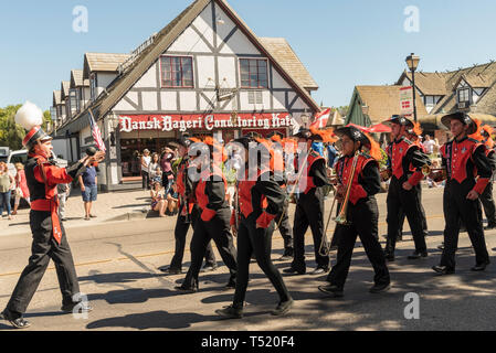 High School marching band in rot gekleidet und Schwarz in dänischen Tage Parade. Stockfoto