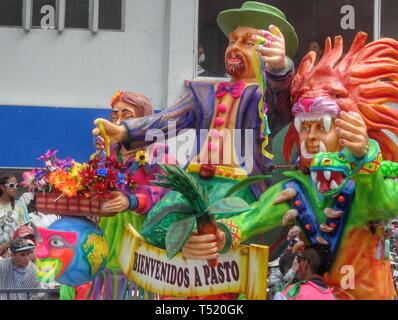 PASTO/KOLUMBIEN - 6. JANUAR 2015: die Menschen feiern im Pasto Karneval vor der bunten Karnevalsumzug mit Autos und Masken Stockfoto