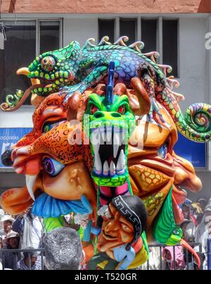 PASTO/KOLUMBIEN - 6. JANUAR 2015: die Menschen feiern im Pasto Karneval vor der bunten Karnevalsumzug mit Autos und Masken Stockfoto