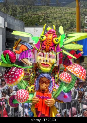 PASTO/KOLUMBIEN - 6. JANUAR 2015: die Menschen feiern im Pasto Karneval vor der bunten Karnevalsumzug mit Autos und Masken Stockfoto