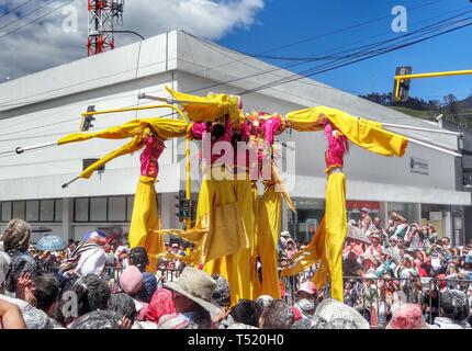 PASTO/KOLUMBIEN - 6. JANUAR 2015: die Menschen feiern im Pasto Karneval vor der bunten Karnevalsumzug mit Autos und Masken Stockfoto