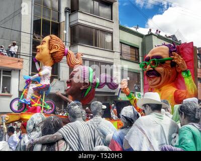 PASTO/KOLUMBIEN - 6. JANUAR 2015: die Menschen feiern im Pasto Karneval vor der bunten Karnevalsumzug mit Autos und Masken Stockfoto