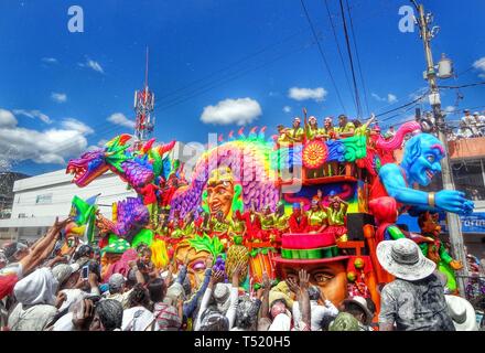 PASTO/KOLUMBIEN - 6. JANUAR 2015: die Menschen feiern im Pasto Karneval vor der bunten Karnevalsumzug mit Autos und Masken Stockfoto