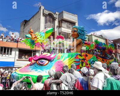 PASTO/KOLUMBIEN - 6. JANUAR 2015: die Menschen feiern im Pasto Karneval vor der bunten Karnevalsumzug mit Autos und Masken Stockfoto