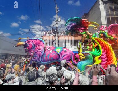 PASTO/KOLUMBIEN - 6. JANUAR 2015: die Menschen feiern im Pasto Karneval vor der bunten Karnevalsumzug mit Autos und Masken Stockfoto