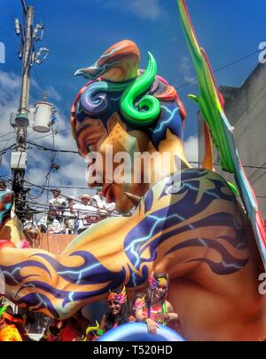 PASTO/KOLUMBIEN - 6. JANUAR 2015: die Menschen feiern im Pasto Karneval vor der bunten Karnevalsumzug mit Autos und Masken Stockfoto