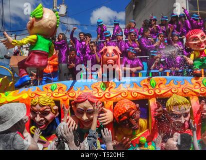 PASTO/KOLUMBIEN - 6. JANUAR 2015: die Menschen feiern im Pasto Karneval vor der bunten Karnevalsumzug mit Autos und Masken Stockfoto