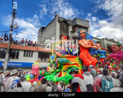 PASTO/KOLUMBIEN - 6. JANUAR 2015: die Menschen feiern im Pasto Karneval vor der bunten Karnevalsumzug mit Autos und Masken Stockfoto