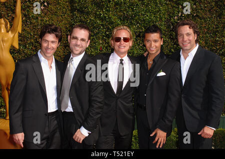 LOS ANGELES, Ca. September 11, 2005: Queer Eye für die Straight Guy Sterne KYAN DOUGLAS (links), TED ALLEN, Carson Kressley, JAI RODRIGUEZ & THOM FILICIA an der Creative Arts Emmy Awards in Los Angeles. © Paul Smith/Featureflash Stockfoto