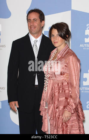 LOS ANGELES, Ca. September 24, 2005: Komiker Jerry Seinfeld & Frau Jessica bei "Nur Eine Nacht: ein Konzert für Autism Speaks" Gala, in der er im Kodak Theater, Hollywood. © 2005 Paul Smith/Featureflash Stockfoto