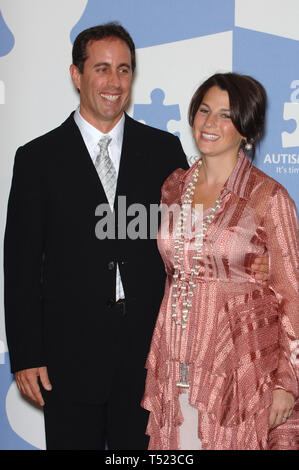 LOS ANGELES, Ca. September 24, 2005: Komiker Jerry Seinfeld & Frau Jessica bei "Nur Eine Nacht: ein Konzert für Autism Speaks" Gala, in der er im Kodak Theater, Hollywood. © 2005 Paul Smith/Featureflash Stockfoto