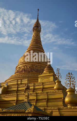 Die wunderschönen, goldenen Ein Daw Yar Pagode die Sonne beginnt in Mandalay, Myanmar zu setzen. Stockfoto