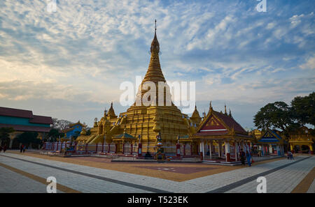 Die wunderschönen, goldenen Ein Daw Yar Pagode die Sonne beginnt in Mandalay, Myanmar zu setzen. Stockfoto
