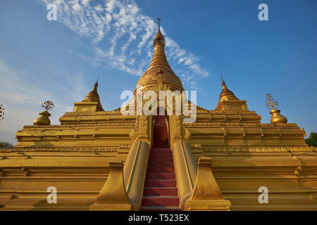 Die wunderschönen, goldenen Ein Daw Yar Pagode die Sonne beginnt in Mandalay, Myanmar zu setzen. Stockfoto