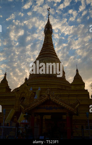 Die wunderschönen, goldenen Ein Daw Yar Pagode die Sonne beginnt in Mandalay, Myanmar zu setzen. Stockfoto