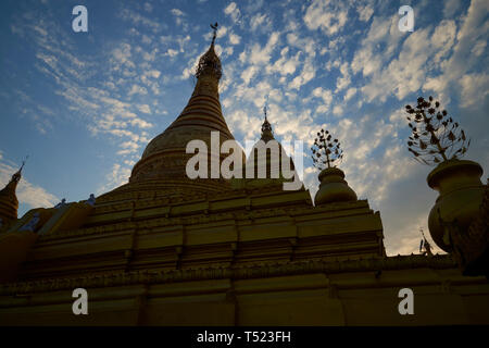 Die wunderschönen, goldenen Ein Daw Yar Pagode die Sonne beginnt in Mandalay, Myanmar zu setzen. Stockfoto