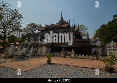 Die alten hölzernen Teakholz gebaut Shwenandaw Kloster in Mandalay, Myanmar. Stockfoto