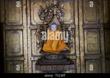 Ein bisschen Buddha Figur in der Gold Innenraum der alten hölzernen Teakholz gebaut Shwenandaw Kloster in Mandalay, Myanmar. Stockfoto