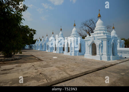 Einige der mehr als 700 Stupas, die jeweils eine Platte von der größte Buch der Welt enthalten. In der Kuthodaw Pagode in Mandalay, Myanmar. Stockfoto