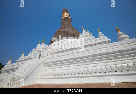 Die schöne, weiße Pahtodawgyi Stupa, mitten in einer Renovierung. In der Nähe von Mandalay, Myanmar. Stockfoto