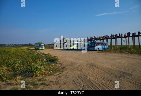 Touristenbusse Park an der Westseite des U-Bein Brücke in der Nähe von Mandalay, Myanmar. Bei Sonnenuntergang, die Attraktion ist mit Reisegruppen überwältigt. Stockfoto