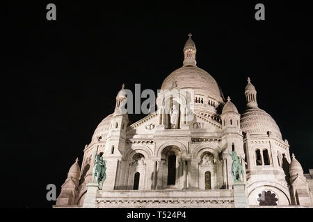 La Basilique du Sacré Coeur in Paris bei Nacht. Stockfoto