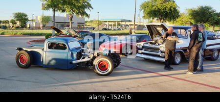 Kennedale, Texas - April 19,2019 Freitag Nacht classic car und Hot Rod show in Kennedale, Texas mit Personen, die in einem sehr Low Rider Truck.. Stockfoto