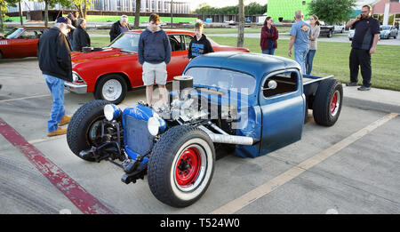 Kennedale, Texas - April 19,2019 Freitag Nacht classic car und Hot Rod show in Kennedale, Texas mit Personen, die in einem sehr Low Rider Truck.. Stockfoto