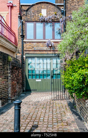 Die William Morris Society Museum im ehemaligen Trainer - Haus der Kelmscott House, William Morris' London home, auf den oberen Mall, Hammersmith. Stockfoto