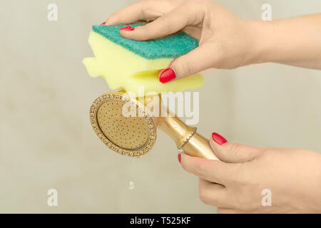 Frau hand Reinigung, modern im Vintage Style, Wasser sauber Detail tippen, mit gelben Schwamm Stockfoto