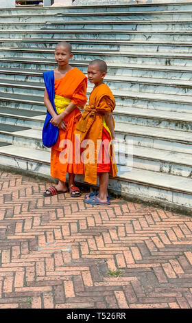 Luang Prabang, Laos - März 23, 2019: Junge Mönche auf Schritte Royal Museum in Luang Prabang, Laos. Stockfoto