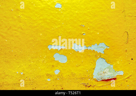 Abblätternde gelbe Farbe an der Wand Stockfoto