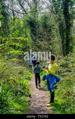 Eine Familie auf einem Spaziergang entlang der Feldwege am Th evillage von Perton in der Nähe von Wolverhampton in South Staffordshire, Großbritannien Stockfoto