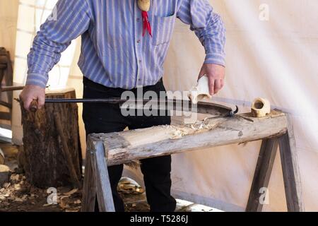 Ein Schuhmacher, holländische Holzschuhe an der Holzschuh Tulip Festival in Woodburn, Oregon, USA. Stockfoto