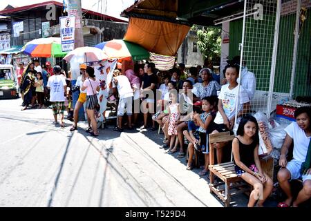 Philippinen. 19 Apr, 2019. Filipino Residence warten die Pönitenten ihre Akt der Buße während des Live Via Crucis (Kreuzweg) am Karfreitag an der Straße von cainta Provinz Rizal am 19. April 2019. Via Crucis (Kreuzweg) ist die jährliche Großveranstaltung jeder heiligen Woche in der Stadt Cainta, Rizal. Credit: Gregorio B. Dantes jr./Pacific Press/Alamy leben Nachrichten Stockfoto