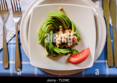 Hübsch dekoriert in Scheiben Avocado Karotten Salat auf Teller Stockfoto