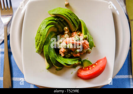 Hübsch dekoriert in Scheiben Avocado Karotten Salat auf Teller Stockfoto