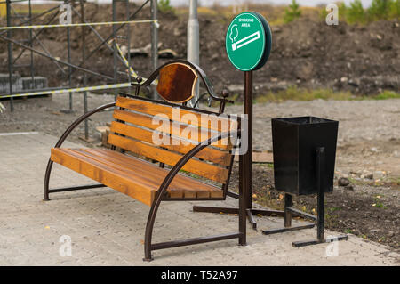 Zeichen, Symbol, eine Raucherzone mit Bänken und Urnen im Bereich Bau Stockfoto