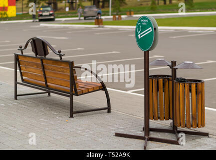 Zeichen, Symbol, Raucherzone, mit Bänken in der Parkplatz für Autos in der Recreation Park Stockfoto