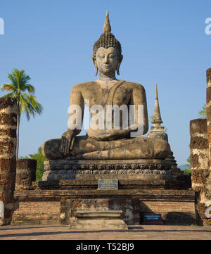 SUKHOTAI, THAILAND - Dezember 29, 2016: Skulptur eines sitzenden Buddha close-up. Die Ruinen des buddhistischen Tempel von Wat Chana Songkhram in der historischen Stockfoto