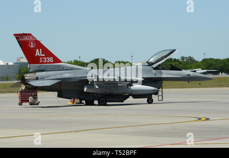 Ein US Air Force F-16 Falcon zu den 100 Fighter Squadron zugeordnet, 187 Fighter Wing, Alabama Air National Guard mit der charakteristischen "Red Tail' ist auf der flightline an der Dominanz Zentrum an der Savannah Air National Guard Base, Savannah, Georgia, 15. April 2019 aufgestellt. Die 187 ist die Teilnahme an Sentry Savannah 2019-2, eine zweiwöchige Air-to-Air Combat Training übung Vorbereitung Air National Guard Einheiten für die Bereitstellung und Downrange Theater. (U.S. Air National Guard Foto von Master Sgt. John Hughel, 142 Jagdgeschwader Public Affairs) Stockfoto