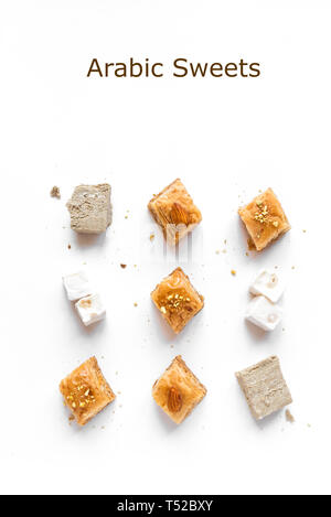 Arabische Süßigkeiten, Baklava und türkischen Köstlichkeiten. Arabisch Ramadan Dessert Baklava mit Nüssen und Honig auf weißen isoliert. Stockfoto