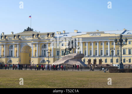 Sankt Petersburg, Russland - 09 April, April 2018: einen sonnigen Tag auf dem Senatsplatz Stockfoto