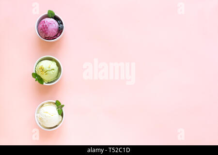 Eis Sortiment. Verschiedene Früchte und Beeren Eis auf rosa Hintergrund, kopieren. Gefrorener Joghurt oder Eis - gesunde Sommer Nachtisch. Stockfoto
