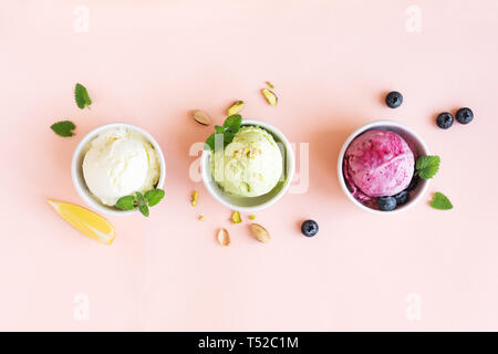 Eis Sortiment. Verschiedene Früchte und Beeren Eis auf rosa Hintergrund, kopieren. Gefrorener Joghurt oder Eis - gesunde Sommer Nachtisch. Stockfoto