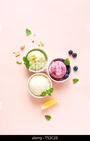 Eis Sortiment. Verschiedene Früchte und Beeren Eis auf rosa Hintergrund, kopieren. Gefrorener Joghurt oder Eis - gesunde Sommer Nachtisch. Stockfoto